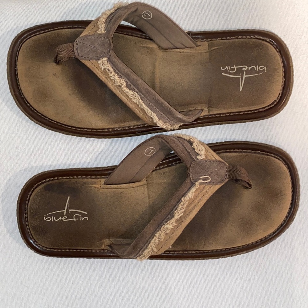 Blue fin men’s brown and tan leather padded sole flip flops size 11
